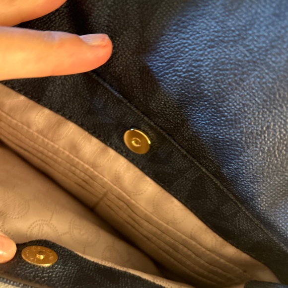 Michael Kors and Matching Wallet Set Tote - Picture 6 of 12